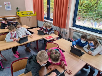 Schon die Erstklässlerinnen und Erstklässler am Bildungszentrum Niederstetten lernen mit den iPads (29.10.2021)